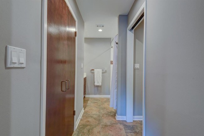 Building Photo - 668 S Ripple Creek Dr