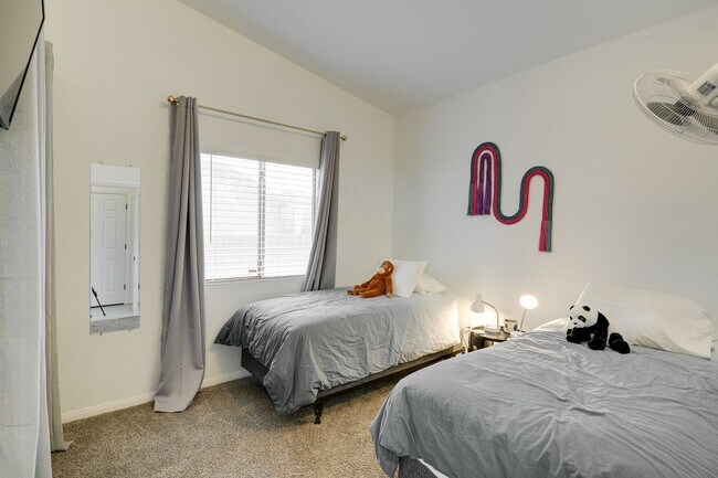 Building Photo - Fully Furnished Single-Story Gem – Spaciou...