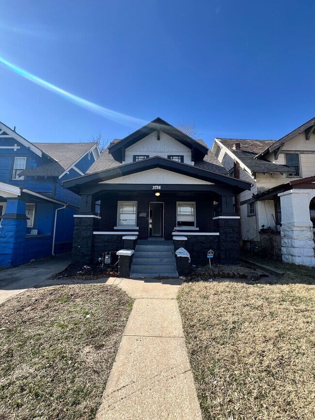 Building Photo - Spacious 4 Bedroom Home with Classic Charm