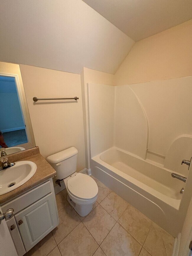 Building Photo - 5 bed, 4 bath townhome WALKING DISTANCE to Downtown & UGA campus!