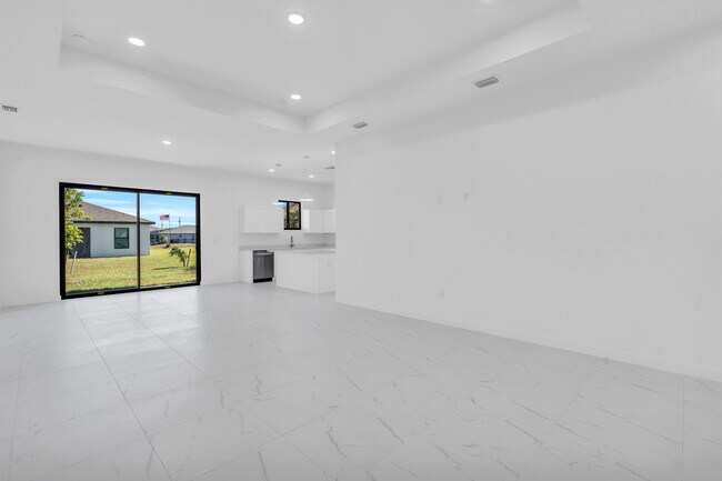 Building Photo - 1021 Chiquita Blvd N