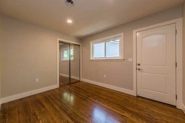 Building Photo - 901 Bing Dr