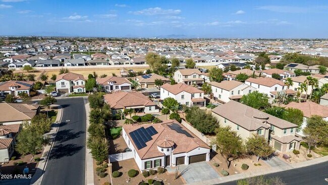 Building Photo - Stunning 4 bedroom, 3 bathroom home in the...