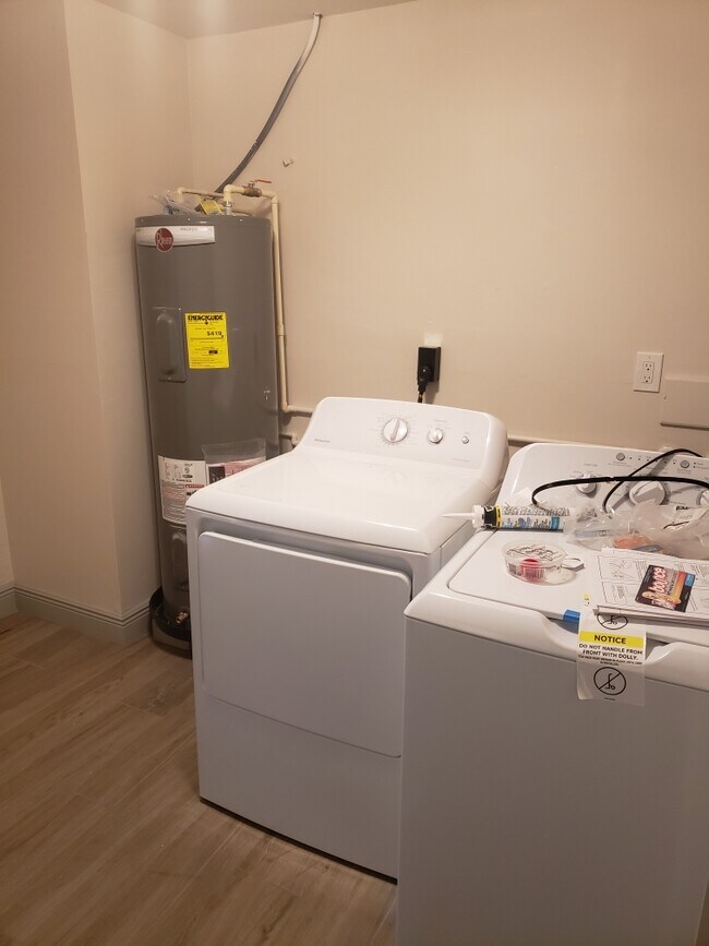 Laundry Ropm - 1528 77th Ave N