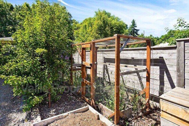 Building Photo - 2185 Trade St SE