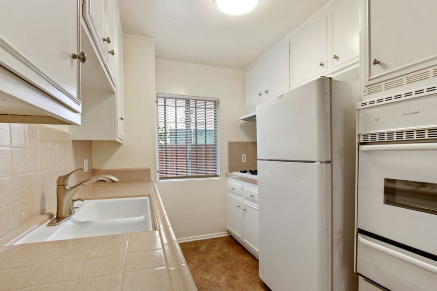 Building Photo - 3735 Mentone Ave