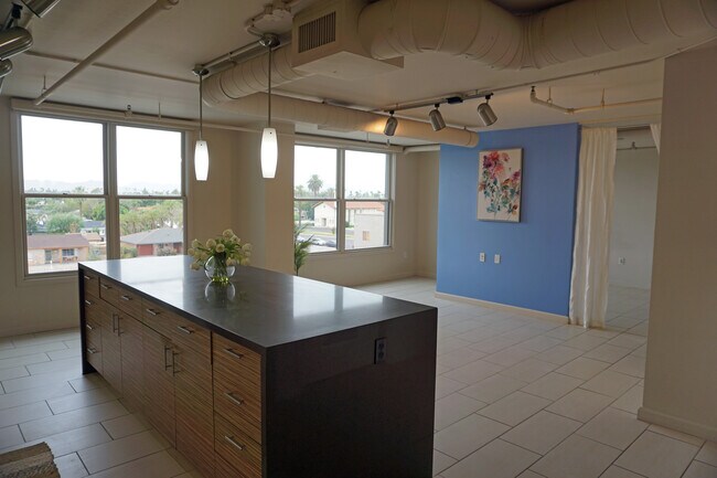 Primary Photo - 535 W Thomas Rd