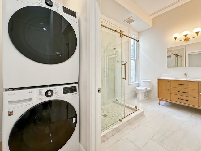 Building Photo - Top-Floor, Remodeled 5BR/2.5BA Victorian F...