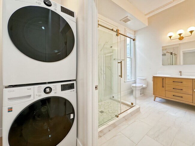 Building Photo - Top-Floor, Remodeled 5BR/2.5BA Victorian Flat, Pet Friendly, Steps from Alamo Square
