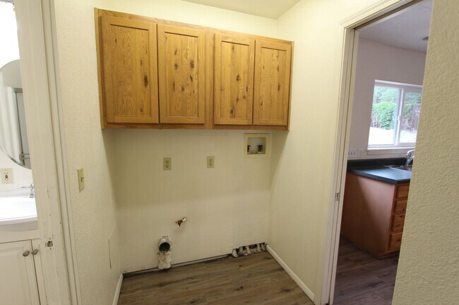 Building Photo - COMING AUGUST | 3-Bedroom Home in Bow & Arrow Acres | Large Yard + Wood-Burning Fireplace