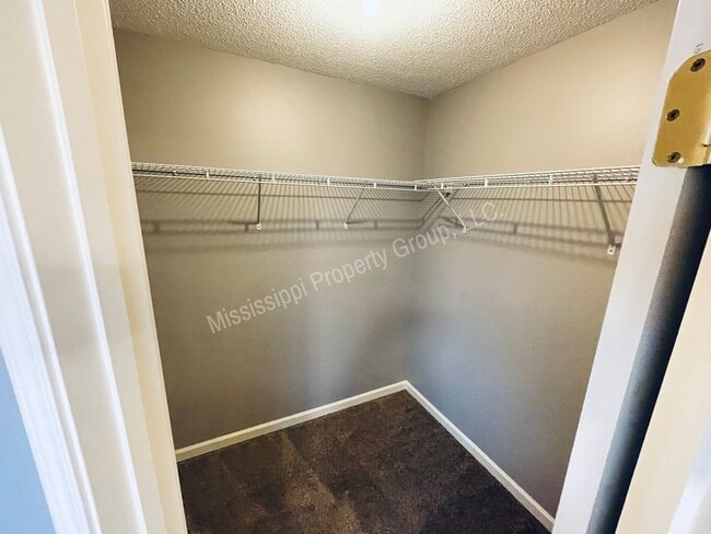 Building Photo - For Rent - 3BR/2BA + Garage