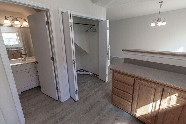 Building Photo - 5000 Derby Ridge Dr