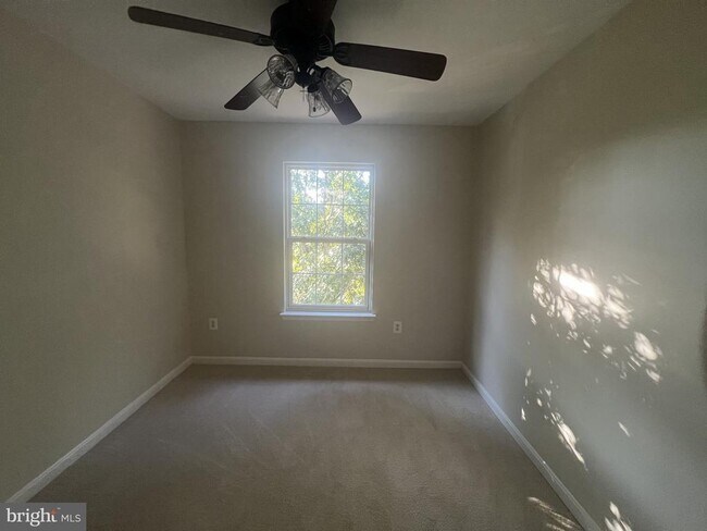 Building Photo - 2265 Forsythia Dr