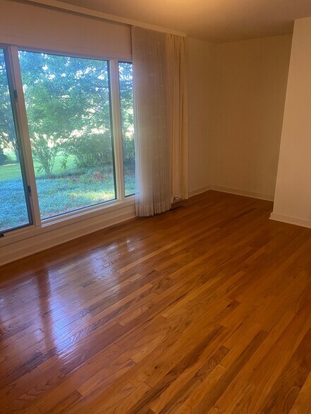 Building Photo - 127 Five Ponds Ln