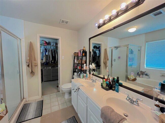 Building Photo - 24027 Floragate Dr
