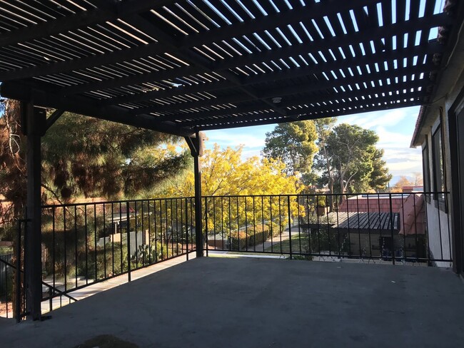 Building Photo - BEAUTIFUL 2 BEDS 1 1/2  BATHROOM APARTMENT PLUS 1 CAR GARAGE MLOVE IN SPECIAL