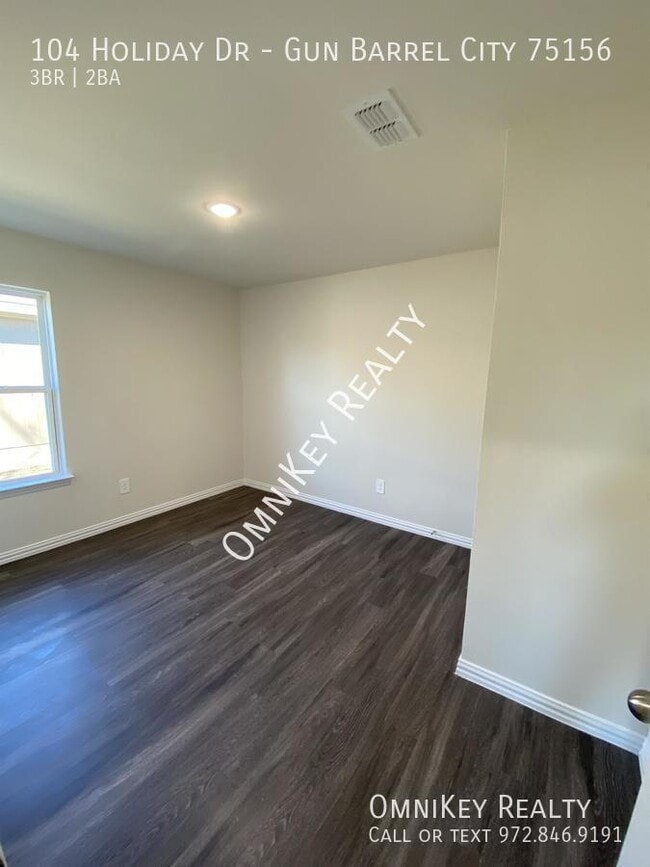 Building Photo - 104 Holiday Dr