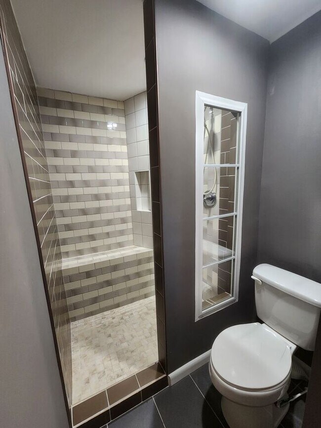 Building Photo - North Asheville Rental!
