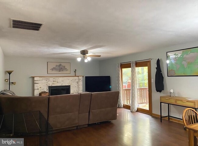 Building Photo - 8624 Valley Dr