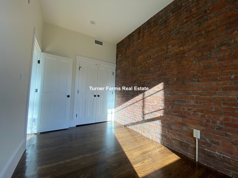 Building Photo - 261B W Newton St