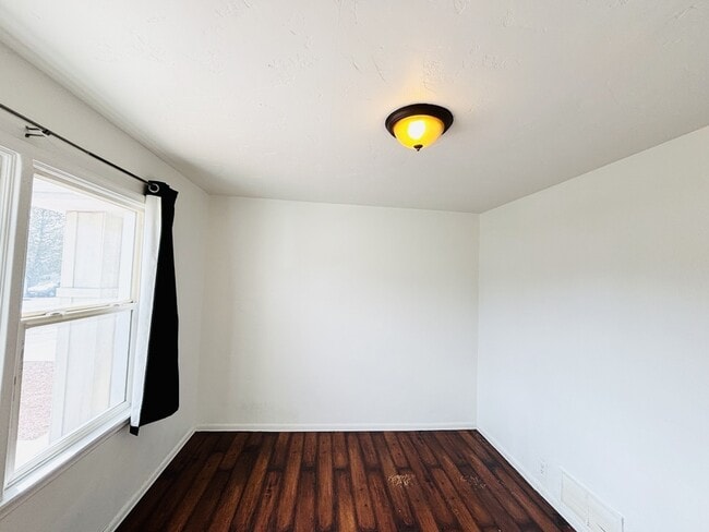 Building Photo - 119 E Leslie Ave