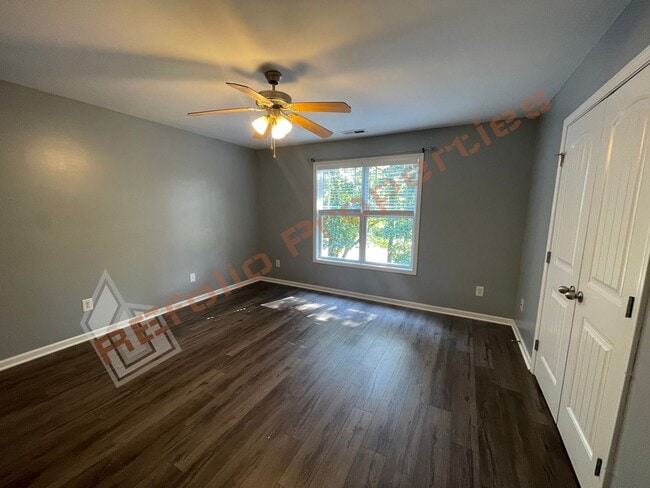 Building Photo - Great Location! 3 Story, 3 Bedrooms, 3.5 B...