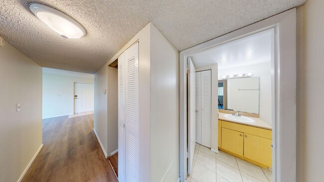 Building Photo - 2BD/1BA Condo  **First Floor & Water Included**