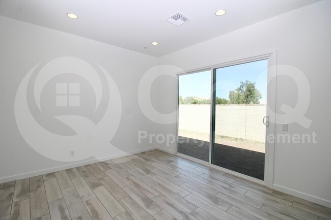 Building Photo - 3871 E Rainbow Dr