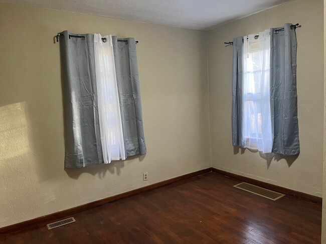 Building Photo - Clean 2 Bedroom home with hardwood floorin...