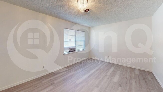 Building Photo - 910 S Mills Dr