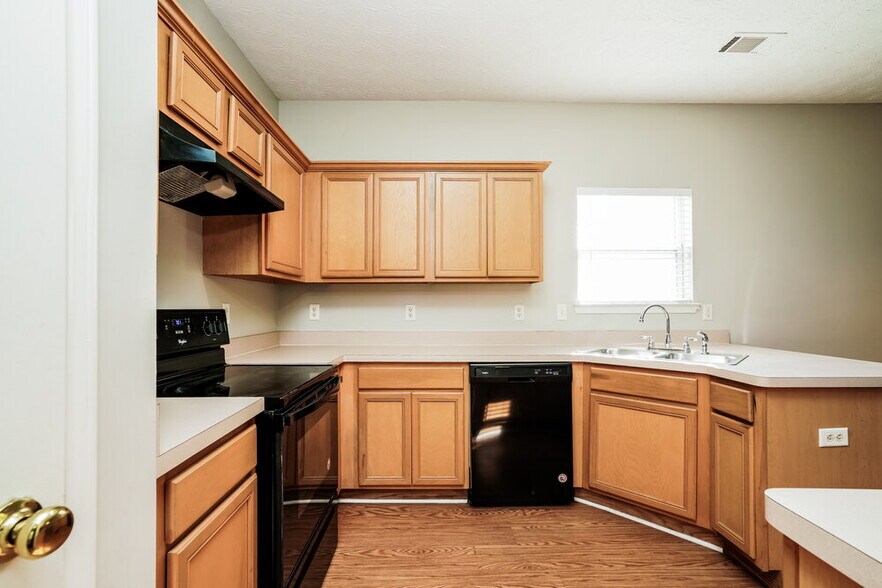 Building Photo - 7470 Royale Ct
