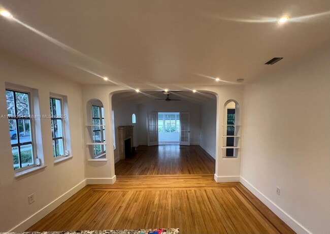 Building Photo - 668 NE 72nd Terrace
