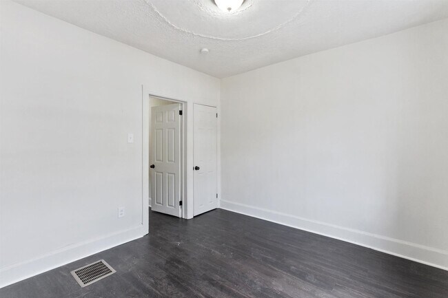 Building Photo - Bright 2 Bedroom, 1.5 Bath Home in Allison Hill!