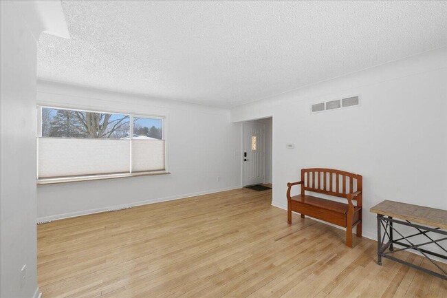 Building Photo - 6891 Somerset Dr