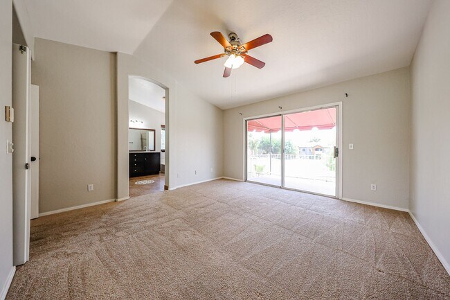Building Photo - Stunning 3 bedroom, 2.5 bathroom Gold Cour...
