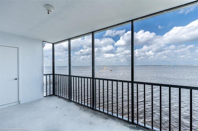 Building Photo - 1750 Jamaica Way