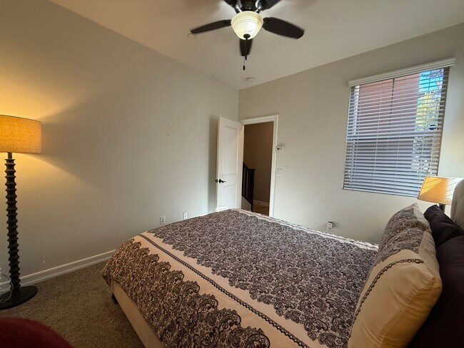 Building Photo - Tri-level 3-bedroom 3-bathroom townhouse located in Chula Vista, CA