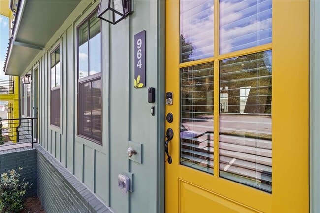 Building Photo - 964 N Circle Dr NW