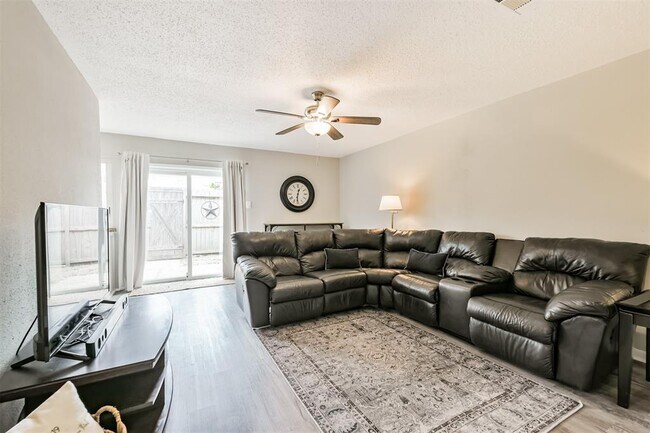 Building Photo - 1352 Country Pl Dr