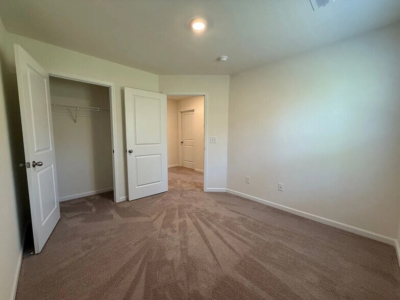 Br2 entrance & closet - 1106 Saylors Pl