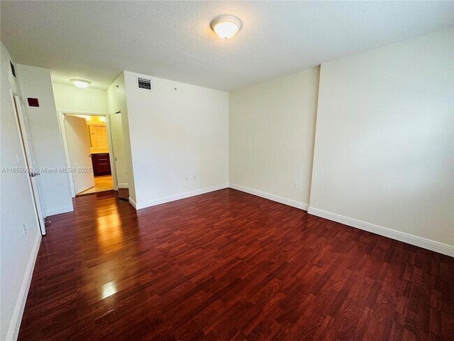 Building Photo - 118 Zamora Ave