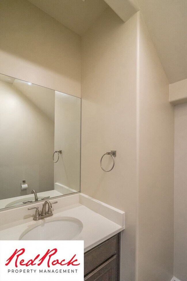 Building Photo - Stunning 4 Bedroom Home. Dog friendly!