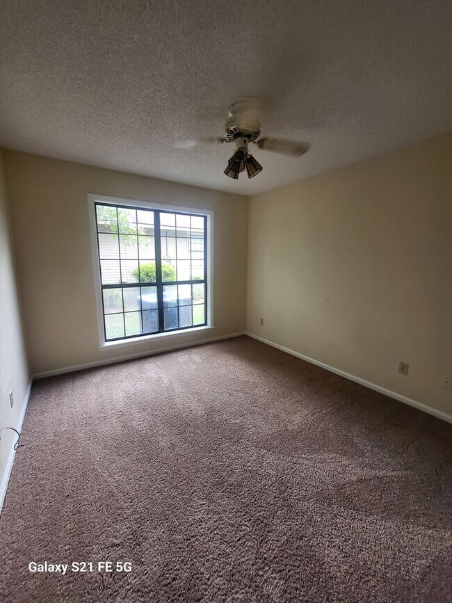 Building Photo - 3 bedroom, 2 bath home