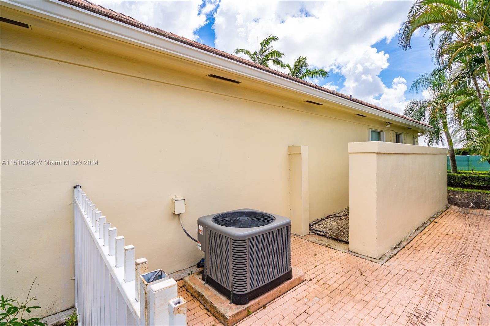 Building Photo - 5253 NW 94th Doral Pl