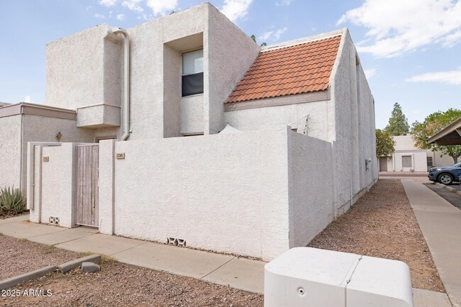 Building Photo - 1342 W Emerald Ave