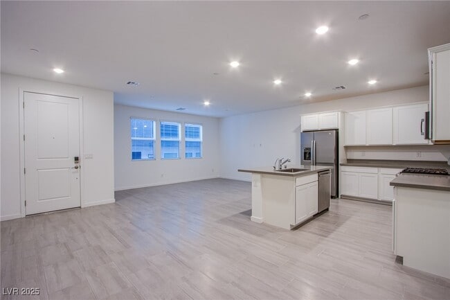 Building Photo - 139 Aqua Cmns