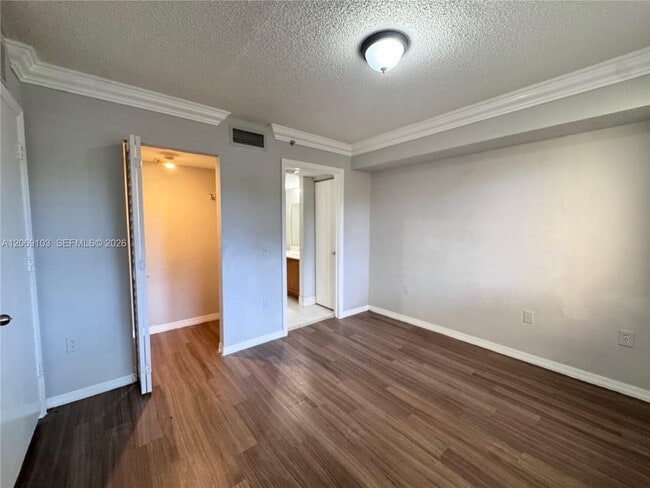 Building Photo - 9909 Westwood Dr