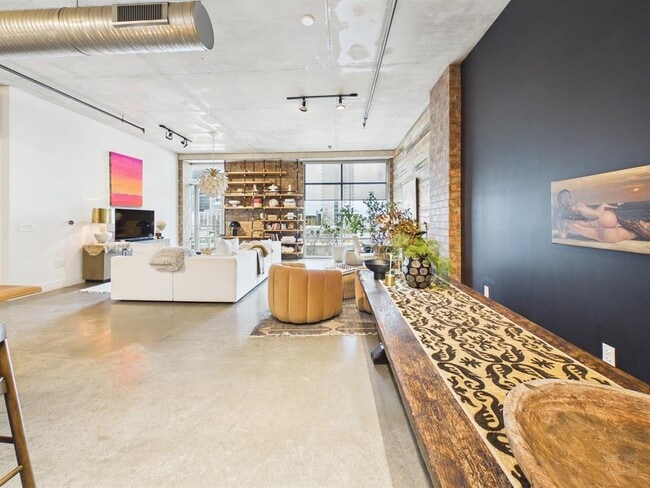 Building Photo - 800 W 5th St