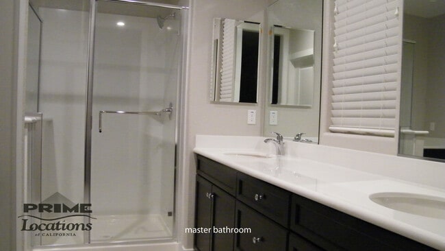 Building Photo - Spacious modern living