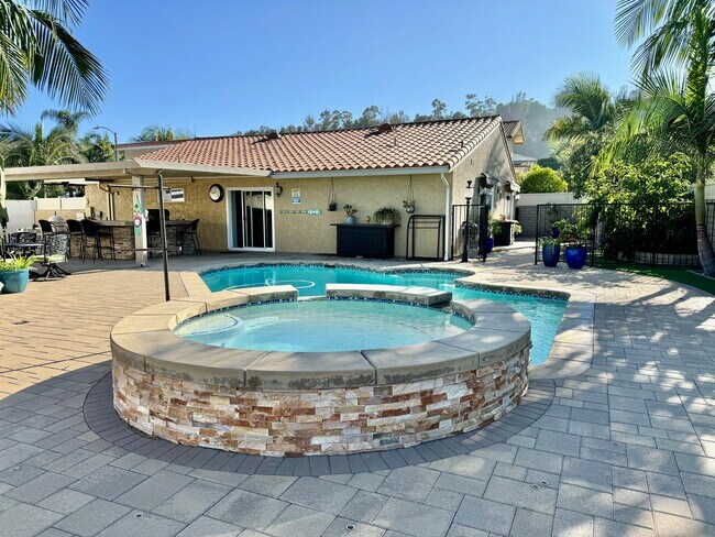 Building Photo - 3027 Oakwood Ln